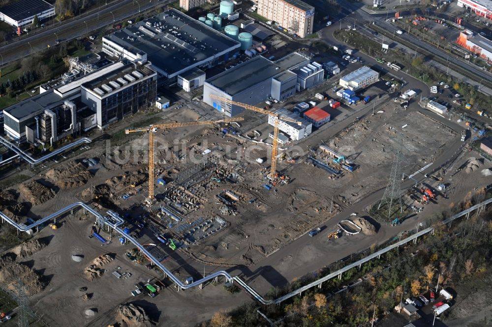 Berlin von oben - Baustelle zum Neubau des Heizkraftwerkes - Kraft-Wärme-Kopplungsanlage im Ortsteil Marzahn in Berlin, Deutschland