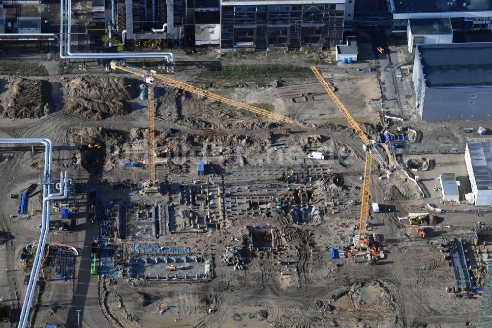 Berlin aus der Vogelperspektive: Baustelle zum Neubau des Heizkraftwerkes - Kraft-Wärme-Kopplungsanlage im Ortsteil Marzahn in Berlin, Deutschland