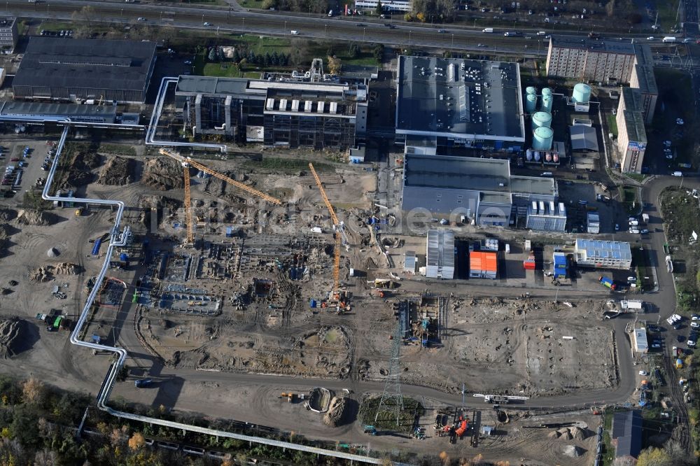 Luftbild Berlin - Baustelle zum Neubau des Heizkraftwerkes - Kraft-Wärme-Kopplungsanlage im Ortsteil Marzahn in Berlin, Deutschland