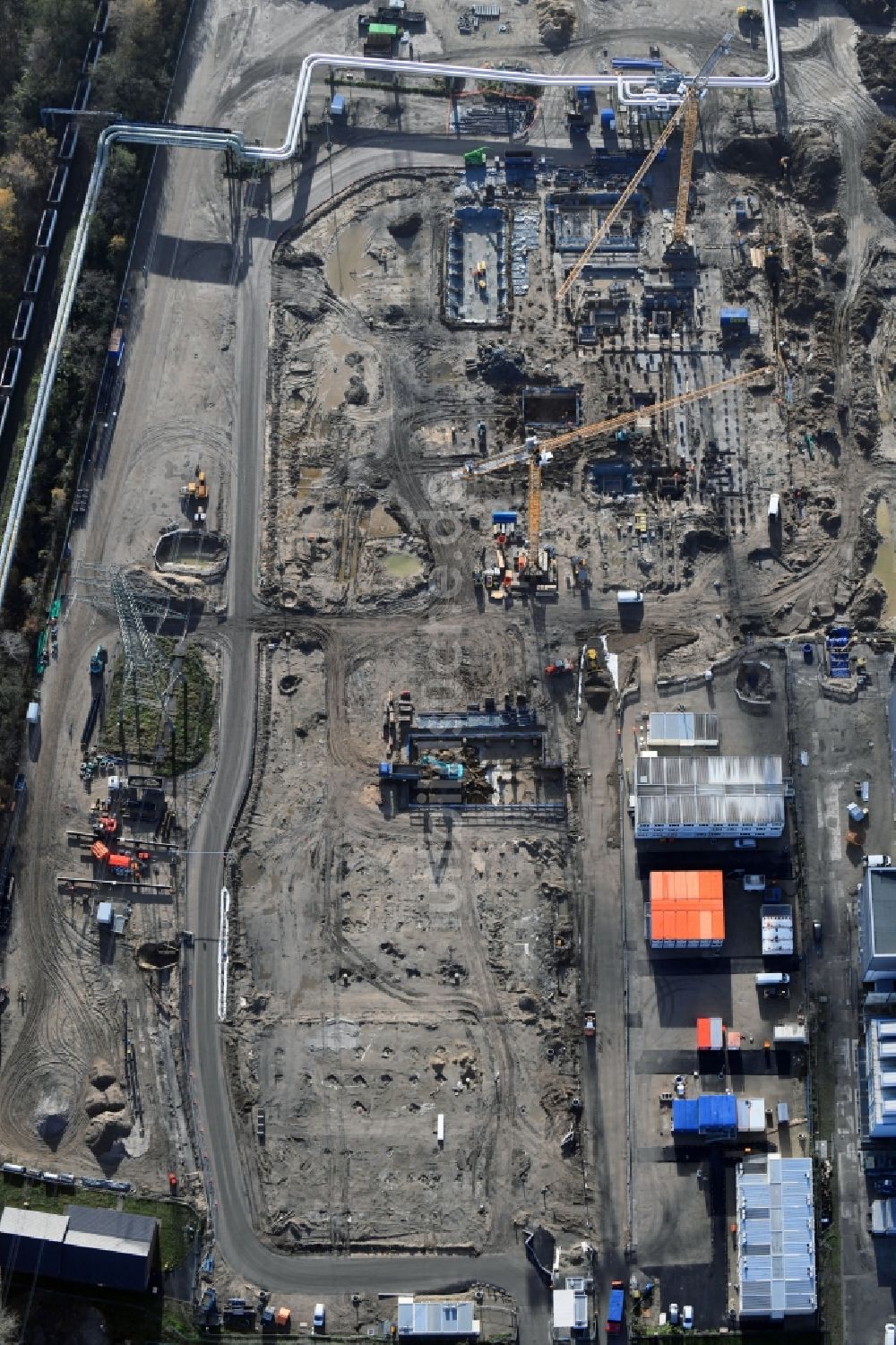 Luftaufnahme Berlin - Baustelle zum Neubau des Heizkraftwerkes - Kraft-Wärme-Kopplungsanlage im Ortsteil Marzahn in Berlin, Deutschland