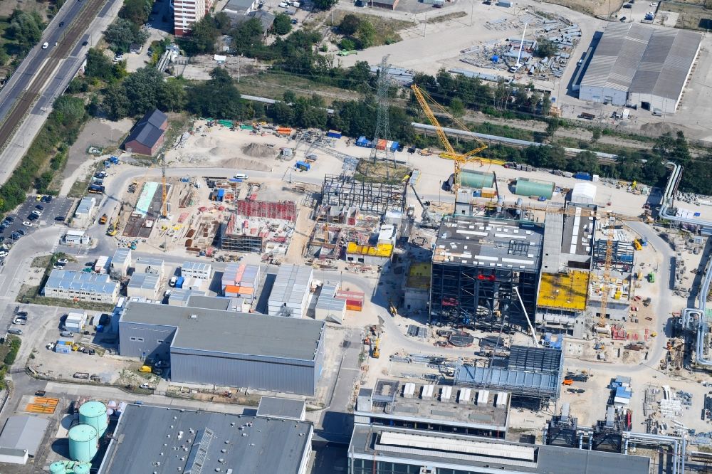 Luftaufnahme Berlin - Baustelle zum Neubau des Heizkraftwerkes - Kraft-Wärme-Kopplungsanlage im Ortsteil Marzahn in Berlin, Deutschland