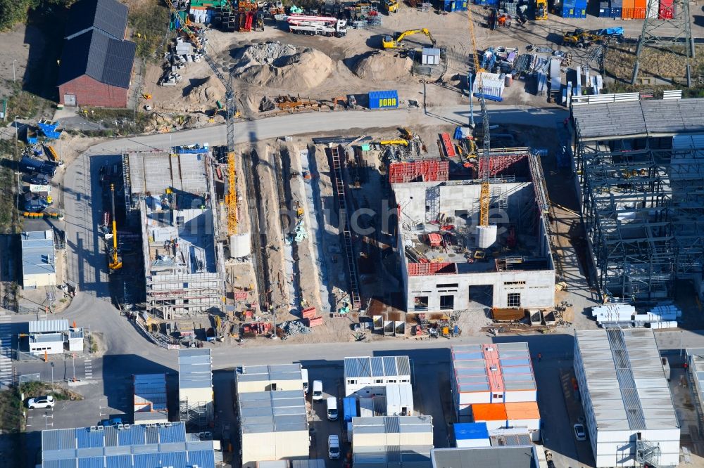 Berlin von oben - Baustelle zum Neubau des Heizkraftwerkes - Kraft-Wärme-Kopplungsanlage im Ortsteil Marzahn in Berlin, Deutschland