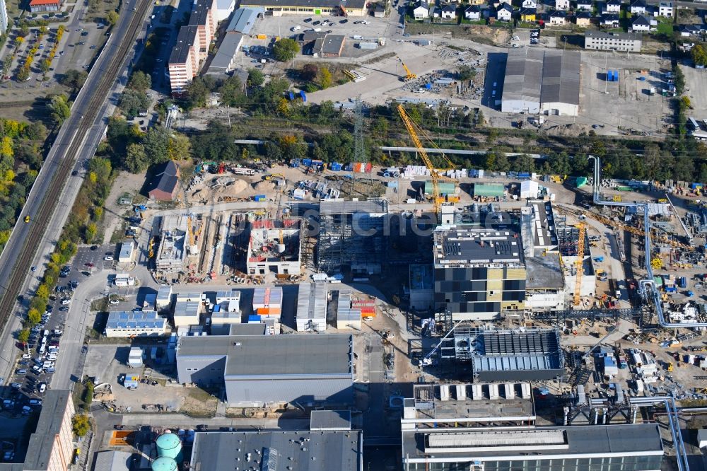 Luftbild Berlin - Baustelle zum Neubau des Heizkraftwerkes - Kraft-Wärme-Kopplungsanlage im Ortsteil Marzahn in Berlin, Deutschland