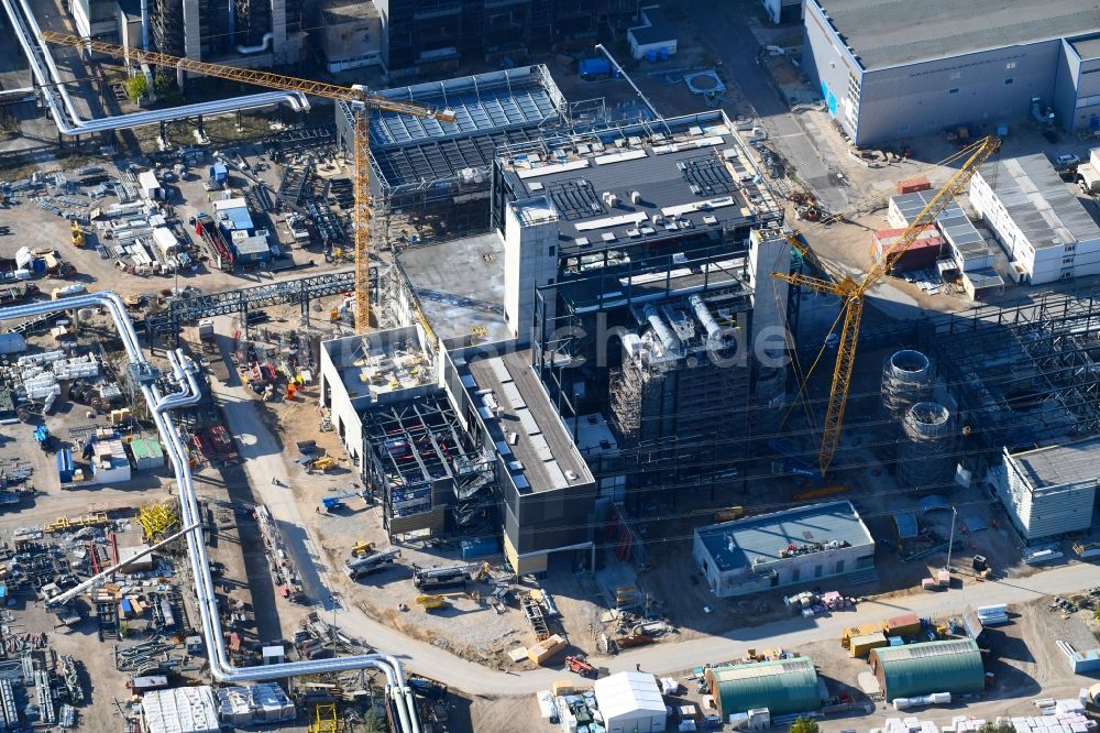 Luftbild Berlin - Baustelle zum Neubau des Heizkraftwerkes - Kraft-Wärme-Kopplungsanlage im Ortsteil Marzahn in Berlin, Deutschland