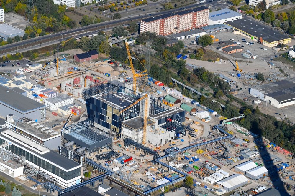 Luftbild Berlin - Baustelle zum Neubau des Heizkraftwerkes - Kraft-Wärme-Kopplungsanlage im Ortsteil Marzahn in Berlin, Deutschland