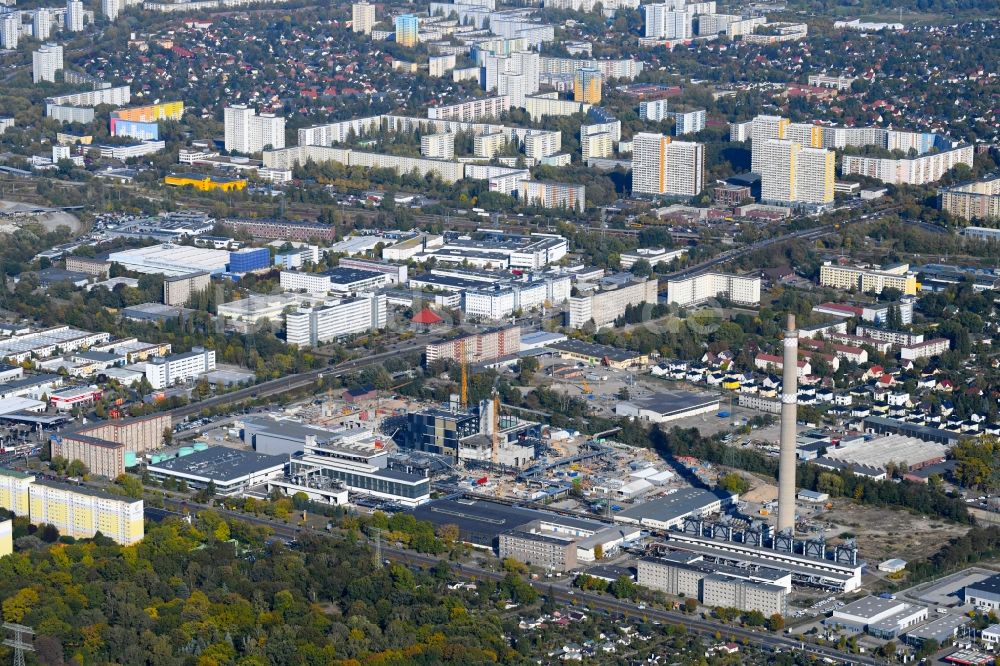 Luftbild Berlin - Baustelle zum Neubau des Heizkraftwerkes - Kraft-Wärme-Kopplungsanlage im Ortsteil Marzahn in Berlin, Deutschland