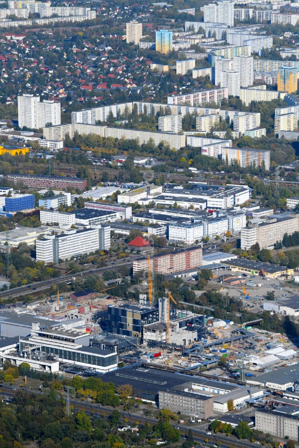 Luftaufnahme Berlin - Baustelle zum Neubau des Heizkraftwerkes - Kraft-Wärme-Kopplungsanlage im Ortsteil Marzahn in Berlin, Deutschland