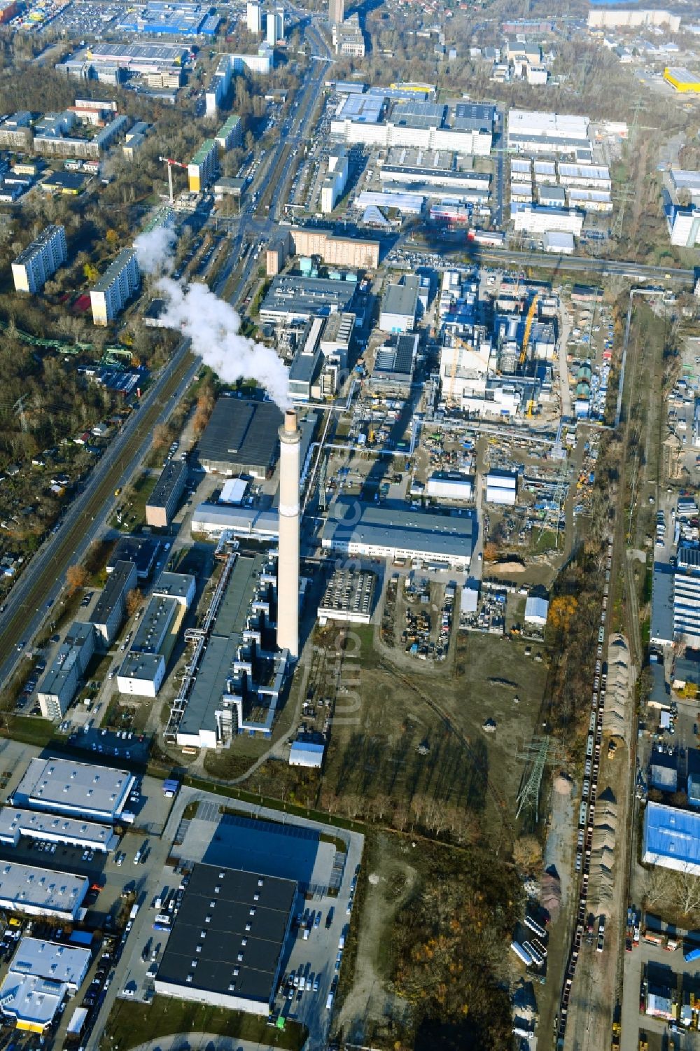 Luftbild Berlin - Baustelle zum Neubau des Heizkraftwerkes - Kraft-Wärme-Kopplungsanlage im Ortsteil Marzahn in Berlin, Deutschland