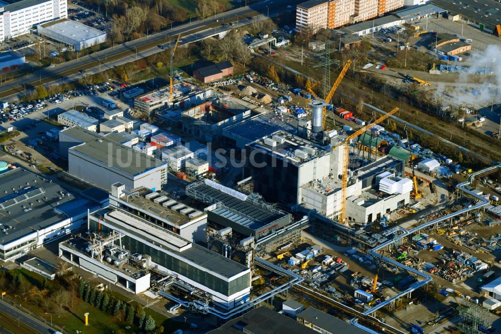 Luftbild Berlin - Baustelle zum Neubau des Heizkraftwerkes - Kraft-Wärme-Kopplungsanlage im Ortsteil Marzahn in Berlin, Deutschland