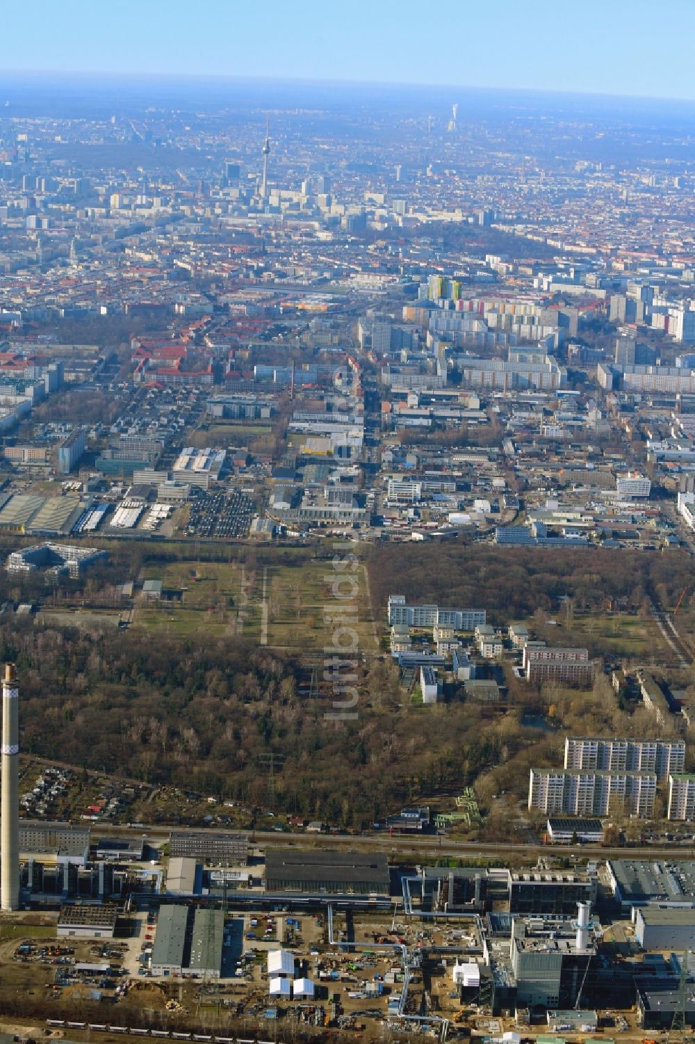 Luftbild Berlin - Baustelle zum Neubau des Heizkraftwerkes - Kraft-Wärme-Kopplungsanlage im Ortsteil Marzahn in Berlin, Deutschland