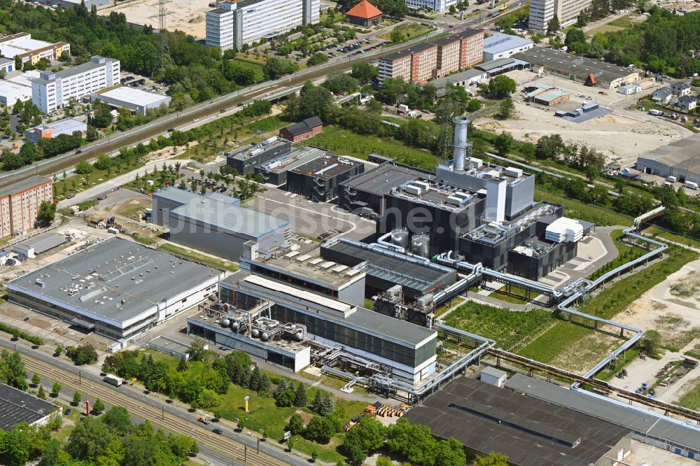 Luftbild Berlin - Baustelle zum Neubau des Heizkraftwerkes - Kraft-Wärme-Kopplungsanlage im Ortsteil Marzahn in Berlin, Deutschland