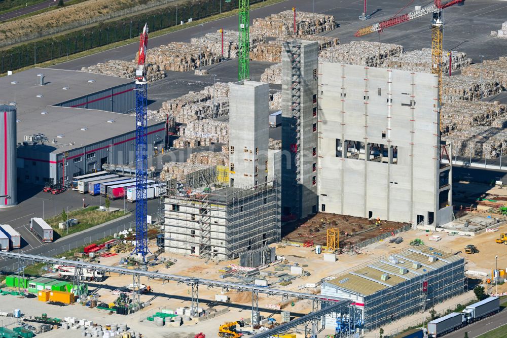 Luftaufnahme Sandersdorf - Baustelle zum Neubau des Heizkraftwerkes Waste-to-Energy-Kraftwerk an der Papierfabrik PM3 in Sandersdorf im Bundesland Sachsen-Anhalt, Deutschland