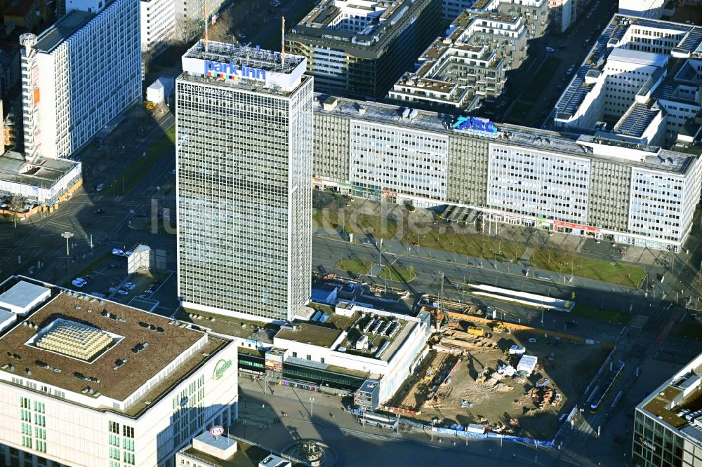 Berlin von oben - Baustelle zum Neubau des Hochhaus- Gebäudekomplexes am Alexanderplatz im Ortsteil Mitte in Berlin, Deutschland