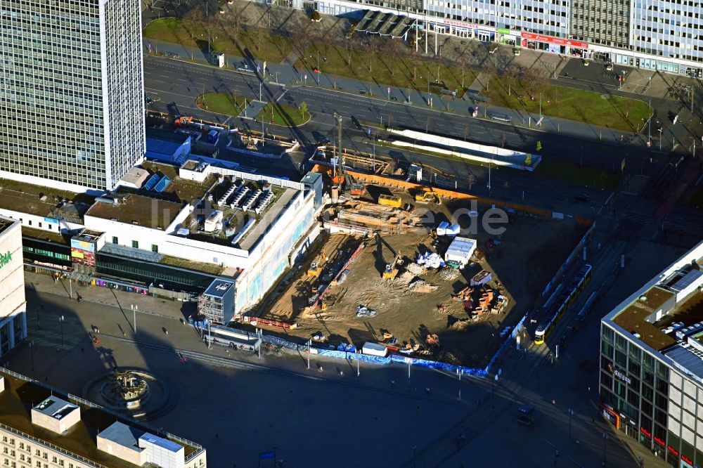 Berlin aus der Vogelperspektive: Baustelle zum Neubau des Hochhaus- Gebäudekomplexes am Alexanderplatz im Ortsteil Mitte in Berlin, Deutschland