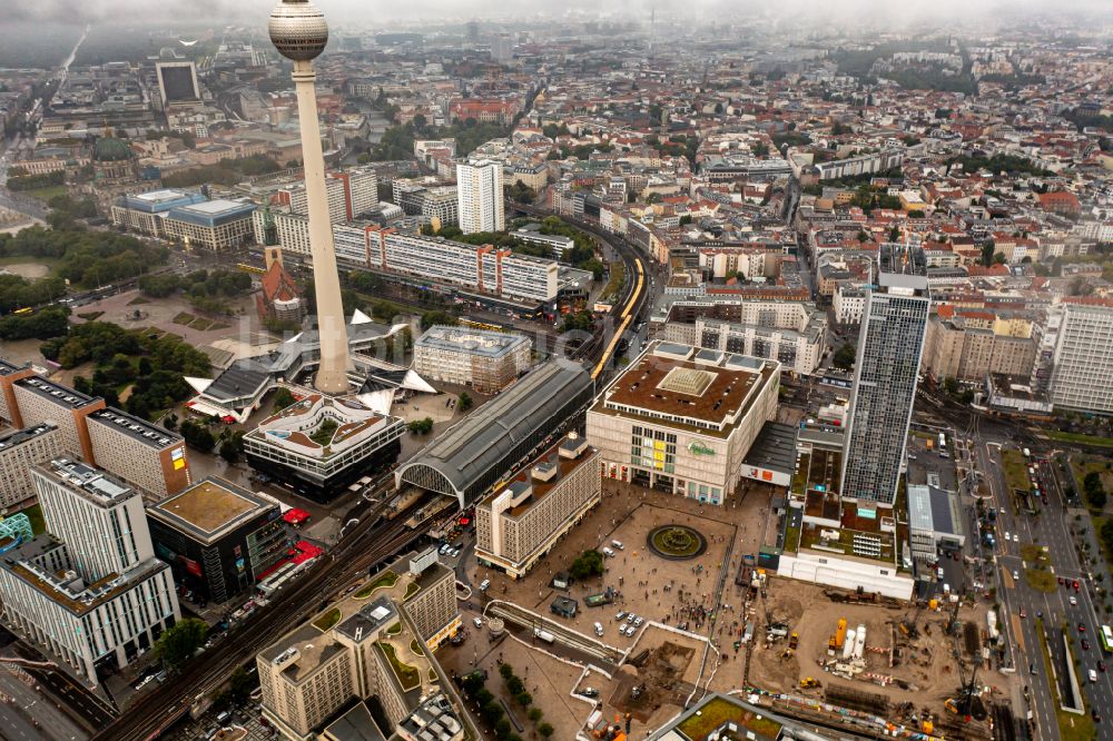 Berlin aus der Vogelperspektive: Baustelle zum Neubau des Hochhaus- Gebäudekomplexes ALX in Berlin, Deutschland