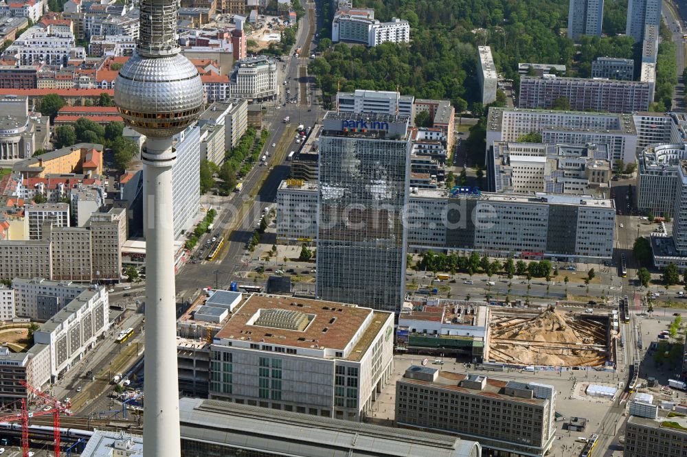 Berlin aus der Vogelperspektive: Baustelle zum Neubau des Hochhaus- Gebäudekomplexes ALX in Berlin, Deutschland