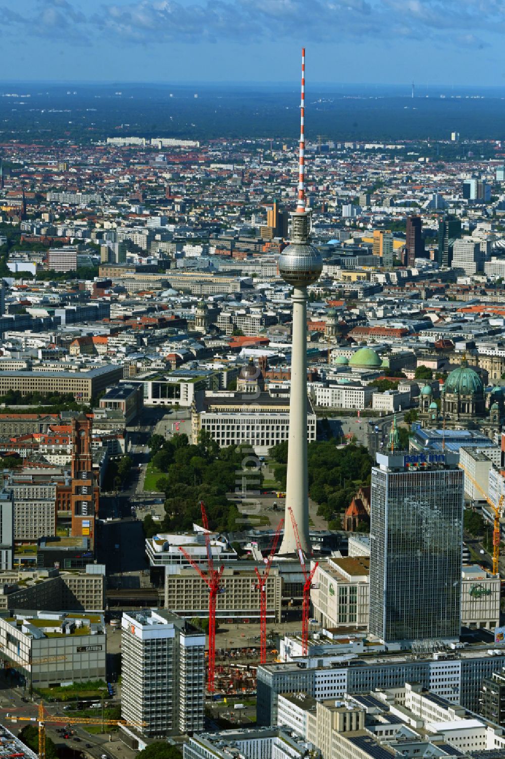 Berlin aus der Vogelperspektive: Baustelle zum Neubau des Hochhaus- Gebäudekomplexes ALX in Berlin, Deutschland