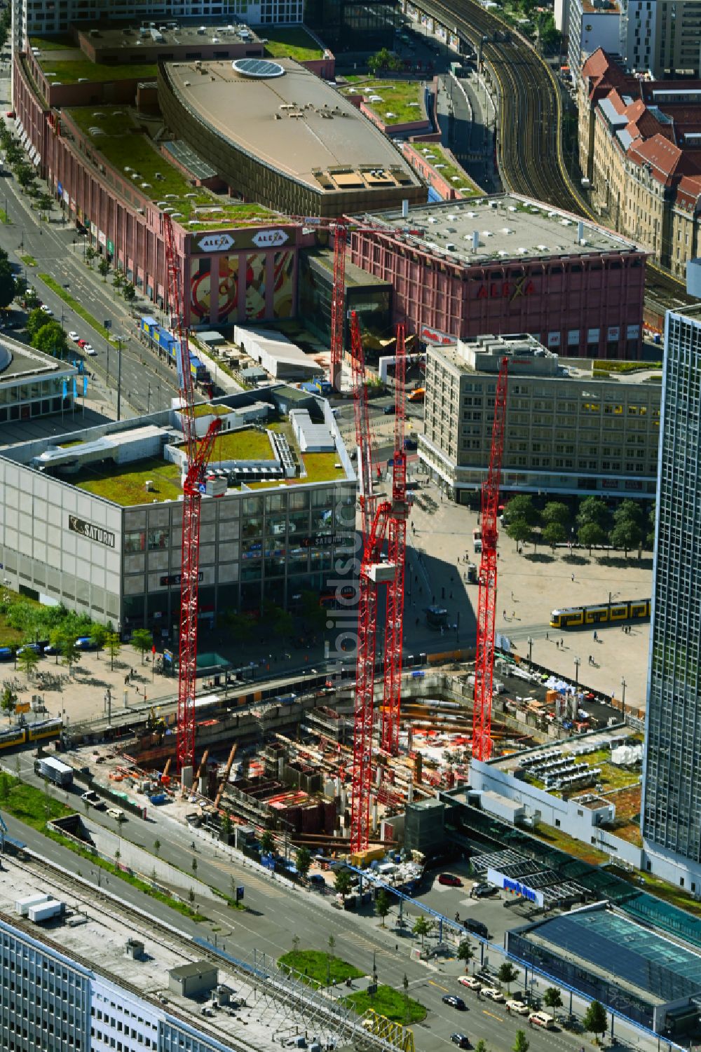 Berlin aus der Vogelperspektive: Baustelle zum Neubau des Hochhaus- Gebäudekomplexes ALX in Berlin, Deutschland