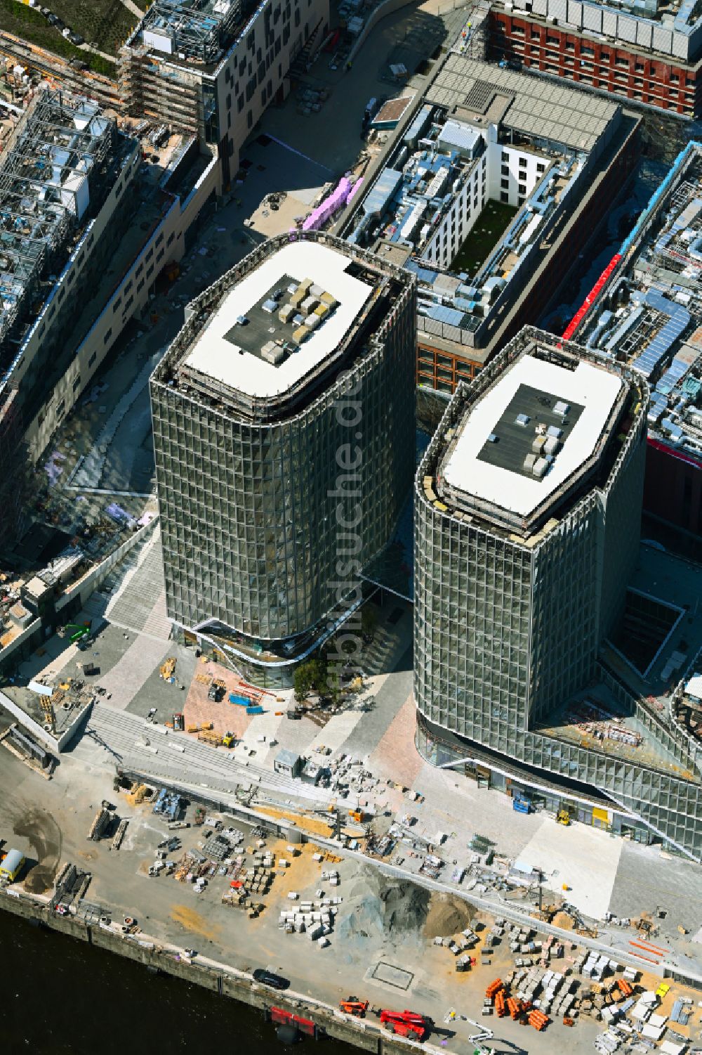 Hamburg von oben - Baustelle zum Neubau des Hochhaus- Gebäudekomplexes ÜBERSEEQUARTIER D1 UND D2 in Hamburg, Deutschland