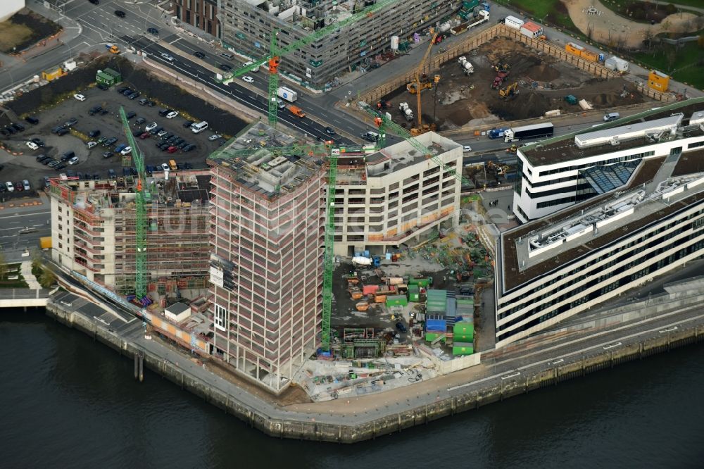 Hamburg von oben - Baustelle zum Neubau des Hochhaus- Gebäudekomplexes des Büro- und Geschäftshauses WATERMARK der IQ Tower GmbH & Co. KG im Ortsteil HafenCity in Hamburg