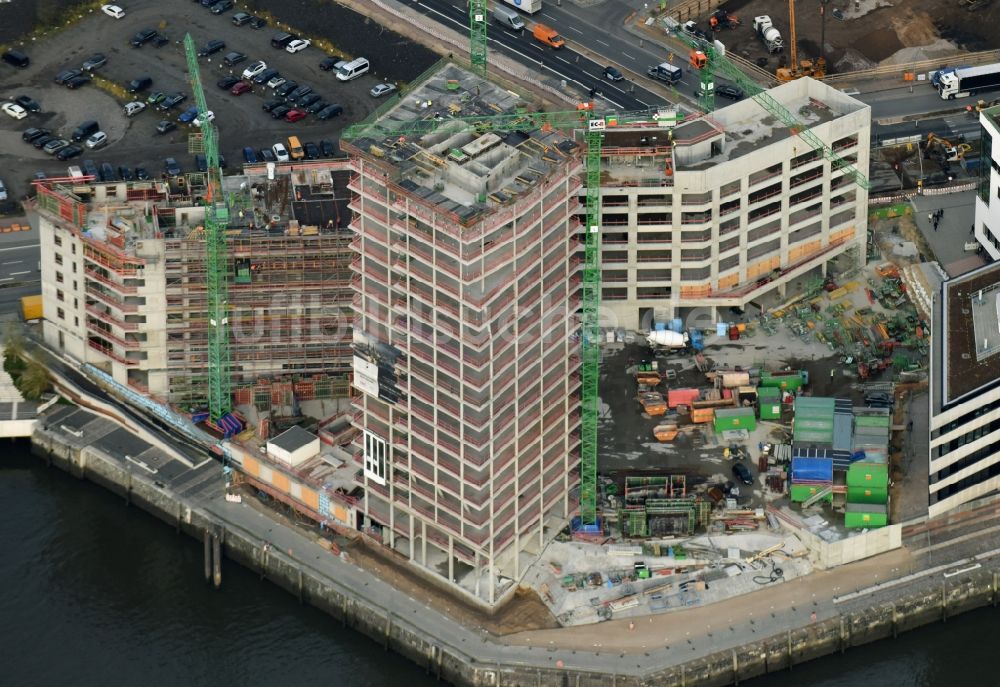 Hamburg aus der Vogelperspektive: Baustelle zum Neubau des Hochhaus- Gebäudekomplexes des Büro- und Geschäftshauses WATERMARK der IQ Tower GmbH & Co. KG im Ortsteil HafenCity in Hamburg