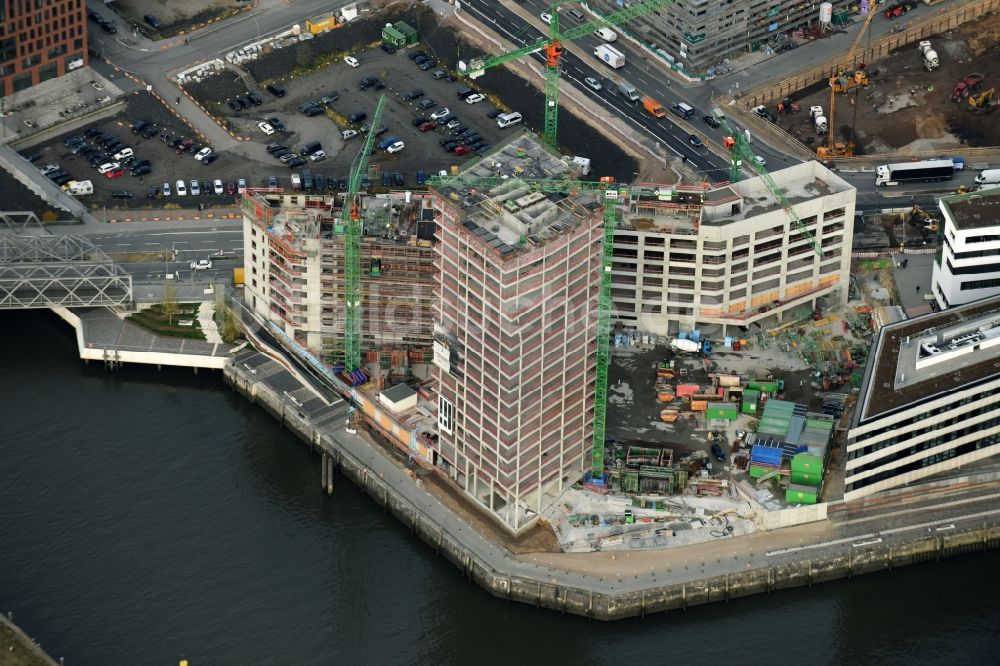 Luftbild Hamburg - Baustelle zum Neubau des Hochhaus- Gebäudekomplexes des Büro- und Geschäftshauses WATERMARK der IQ Tower GmbH & Co. KG im Ortsteil HafenCity in Hamburg