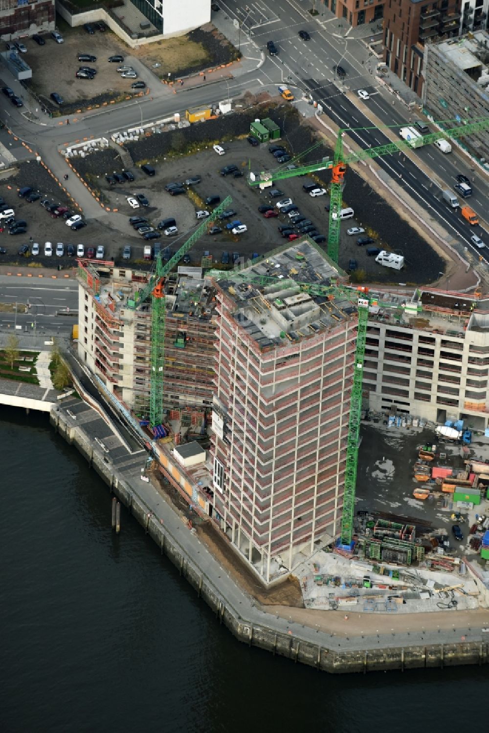 Luftbild Hamburg - Baustelle zum Neubau des Hochhaus- Gebäudekomplexes des Büro- und Geschäftshauses WATERMARK der IQ Tower GmbH & Co. KG im Ortsteil HafenCity in Hamburg