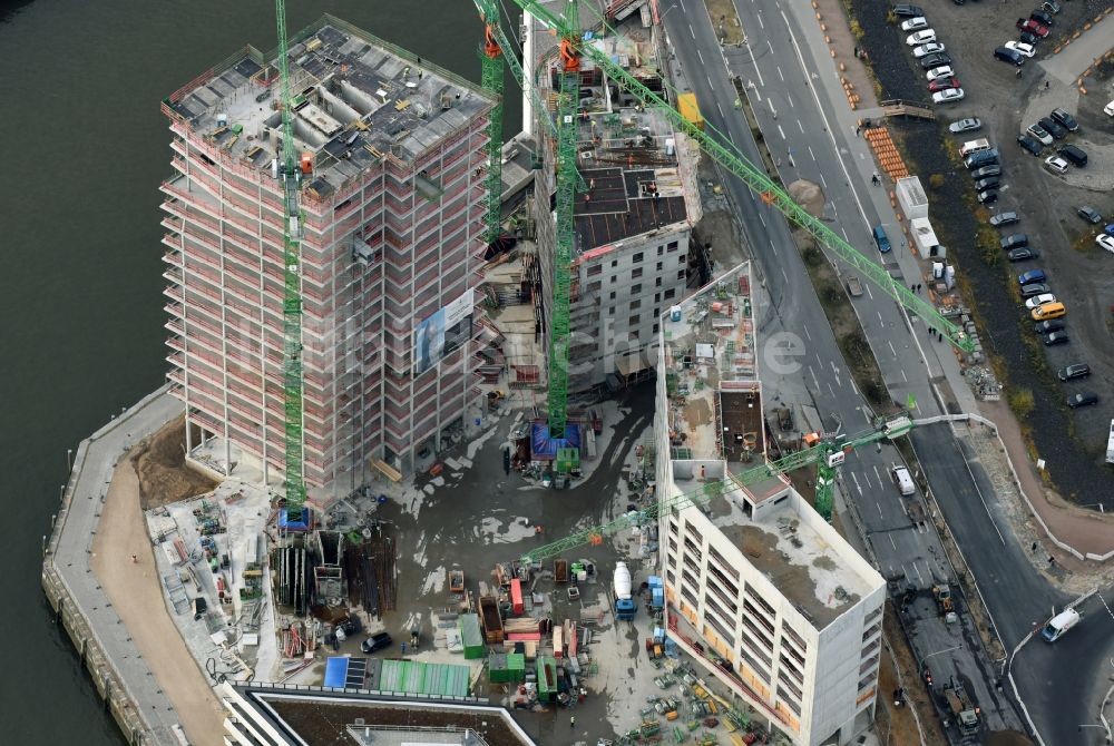 Luftaufnahme Hamburg - Baustelle zum Neubau des Hochhaus- Gebäudekomplexes des Büro- und Geschäftshauses WATERMARK der IQ Tower GmbH & Co. KG im Ortsteil HafenCity in Hamburg