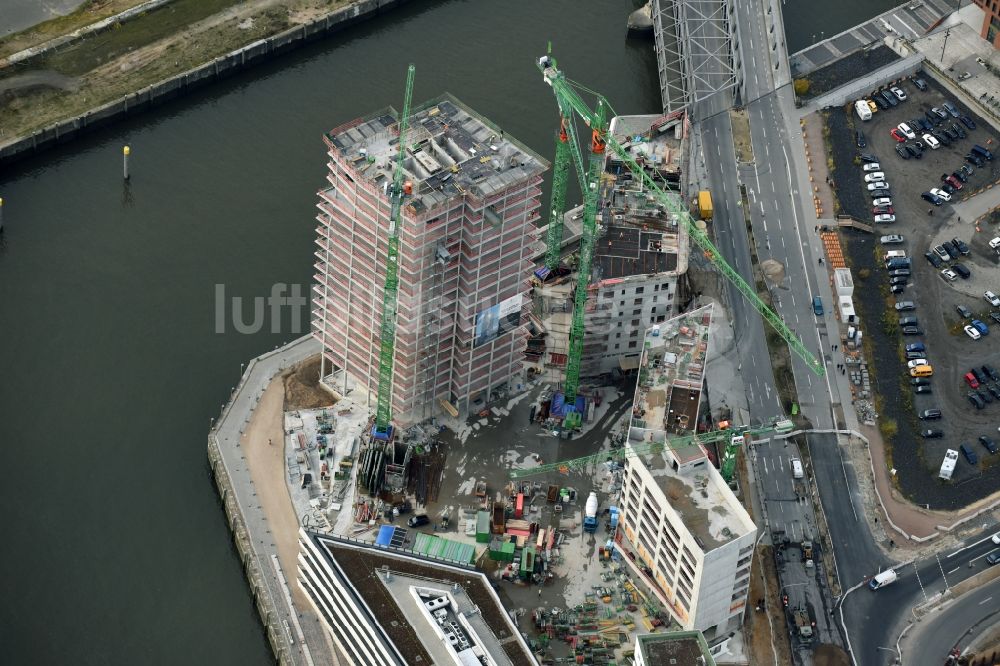 Hamburg von oben - Baustelle zum Neubau des Hochhaus- Gebäudekomplexes des Büro- und Geschäftshauses WATERMARK der IQ Tower GmbH & Co. KG im Ortsteil HafenCity in Hamburg