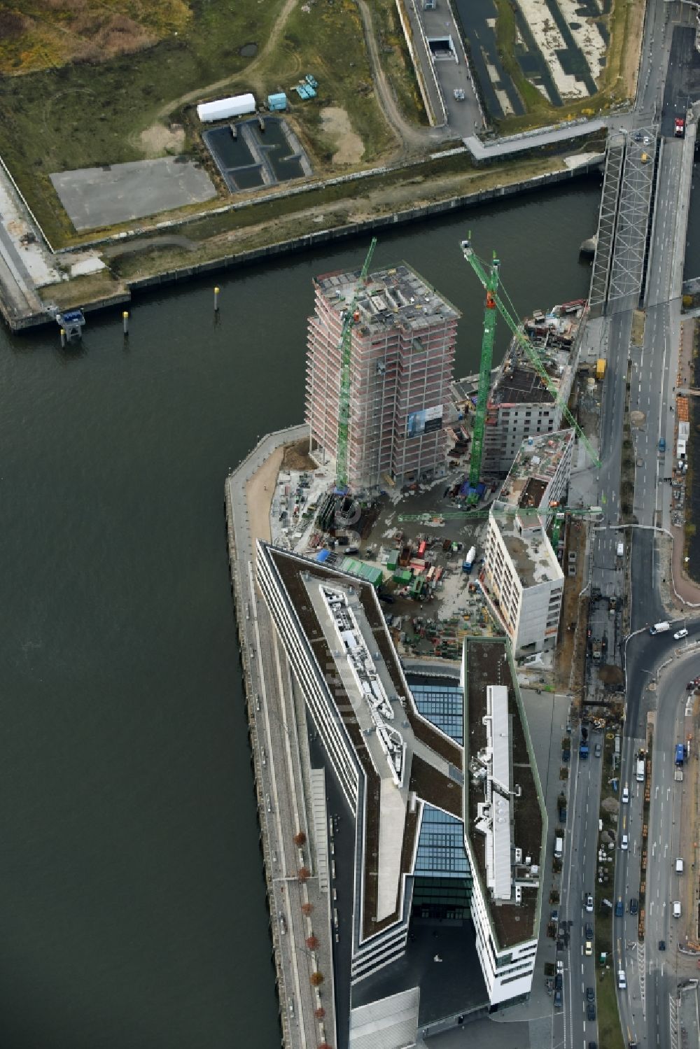 Hamburg aus der Vogelperspektive: Baustelle zum Neubau des Hochhaus- Gebäudekomplexes des Büro- und Geschäftshauses WATERMARK der IQ Tower GmbH & Co. KG im Ortsteil HafenCity in Hamburg