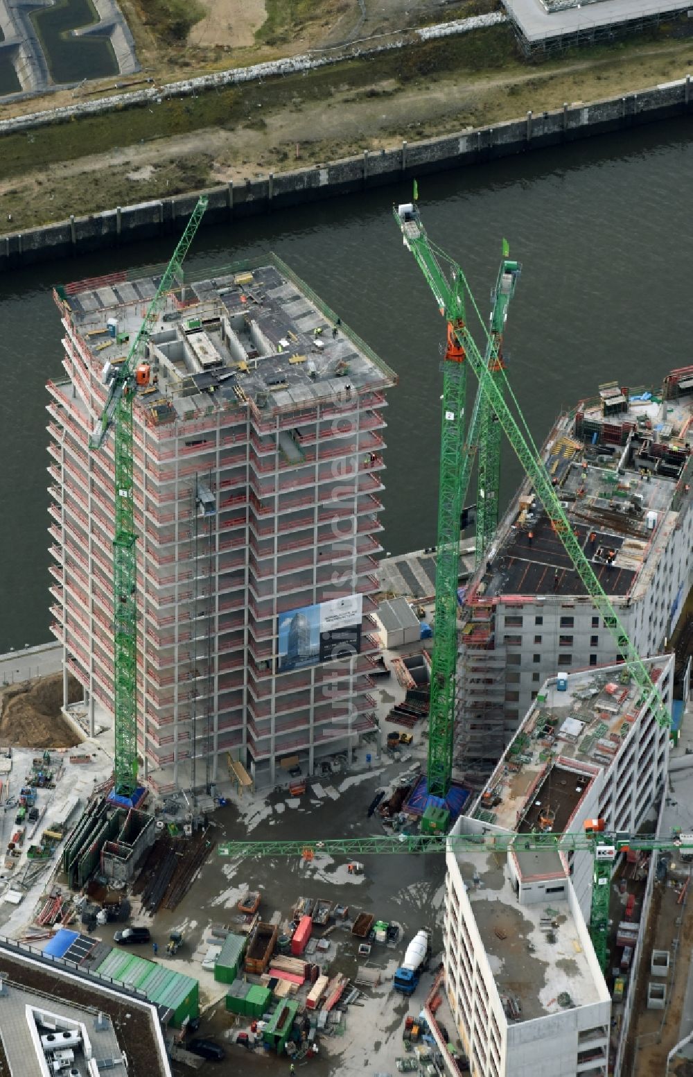 Luftbild Hamburg - Baustelle zum Neubau des Hochhaus- Gebäudekomplexes des Büro- und Geschäftshauses WATERMARK der IQ Tower GmbH & Co. KG im Ortsteil HafenCity in Hamburg