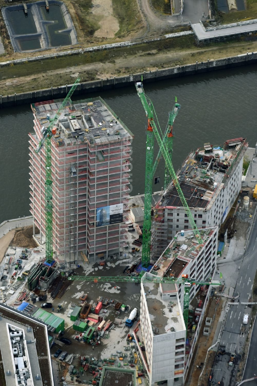 Luftaufnahme Hamburg - Baustelle zum Neubau des Hochhaus- Gebäudekomplexes des Büro- und Geschäftshauses WATERMARK der IQ Tower GmbH & Co. KG im Ortsteil HafenCity in Hamburg