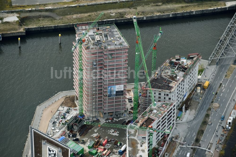 Hamburg von oben - Baustelle zum Neubau des Hochhaus- Gebäudekomplexes des Büro- und Geschäftshauses WATERMARK der IQ Tower GmbH & Co. KG im Ortsteil HafenCity in Hamburg