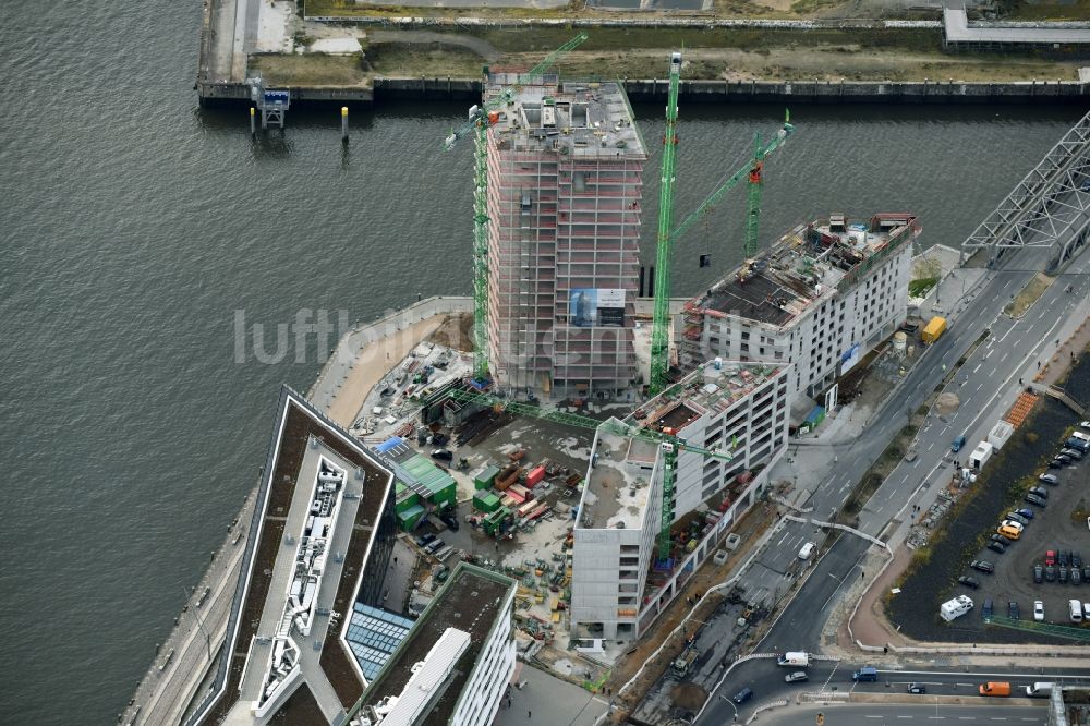 Hamburg aus der Vogelperspektive: Baustelle zum Neubau des Hochhaus- Gebäudekomplexes des Büro- und Geschäftshauses WATERMARK der IQ Tower GmbH & Co. KG im Ortsteil HafenCity in Hamburg