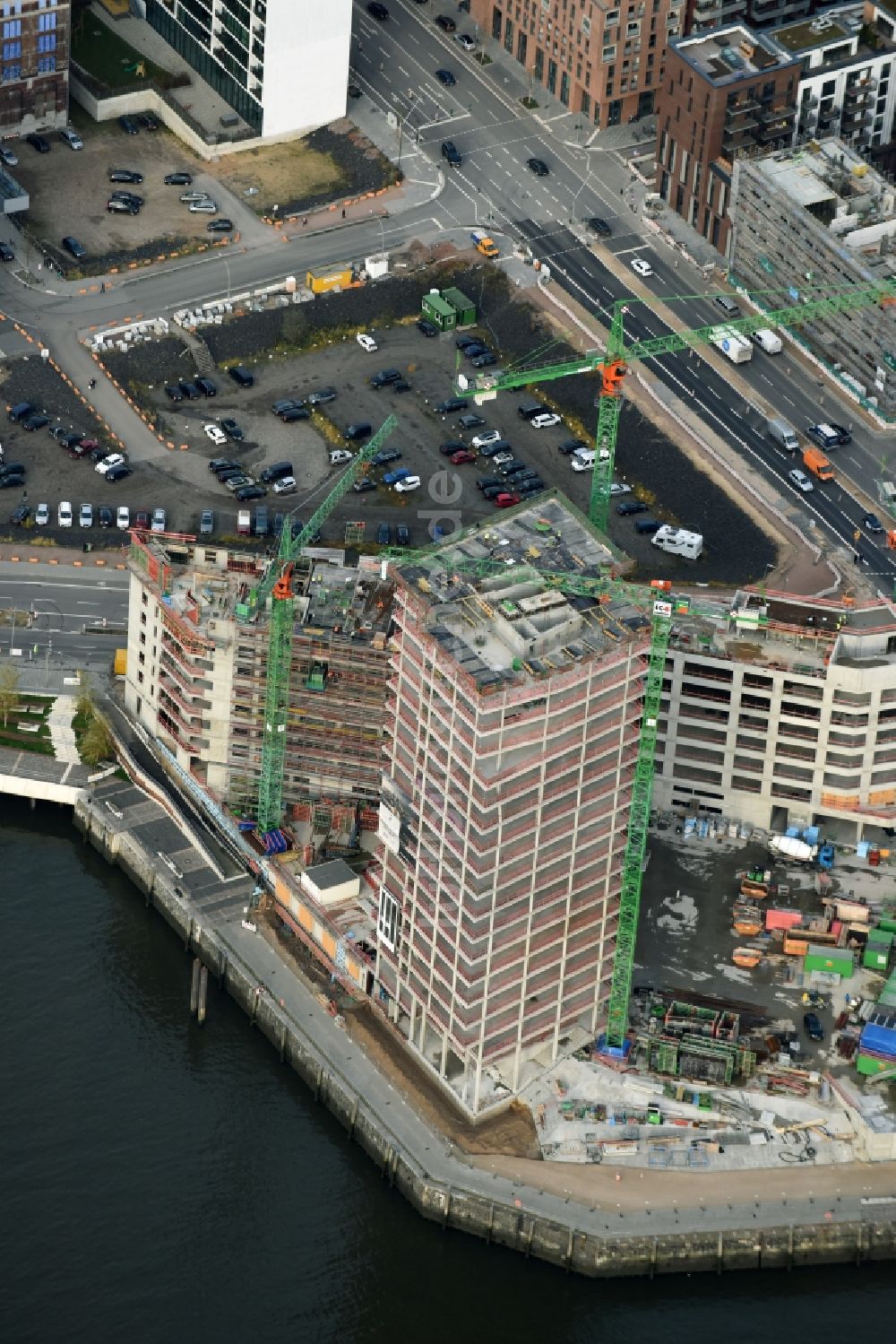 Luftaufnahme Hamburg - Baustelle zum Neubau des Hochhaus- Gebäudekomplexes des Büro- und Geschäftshauses WATERMARK der IQ Tower GmbH & Co. KG im Ortsteil HafenCity in Hamburg