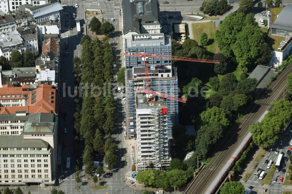 Hamburg von oben - Baustelle zum Neubau des Hochhaus- Gebäudekomplexes Bürogebäude Esplace der Becken Development GmbH zwischen Esplanade und Gustav-Mahler-Park in Hamburg