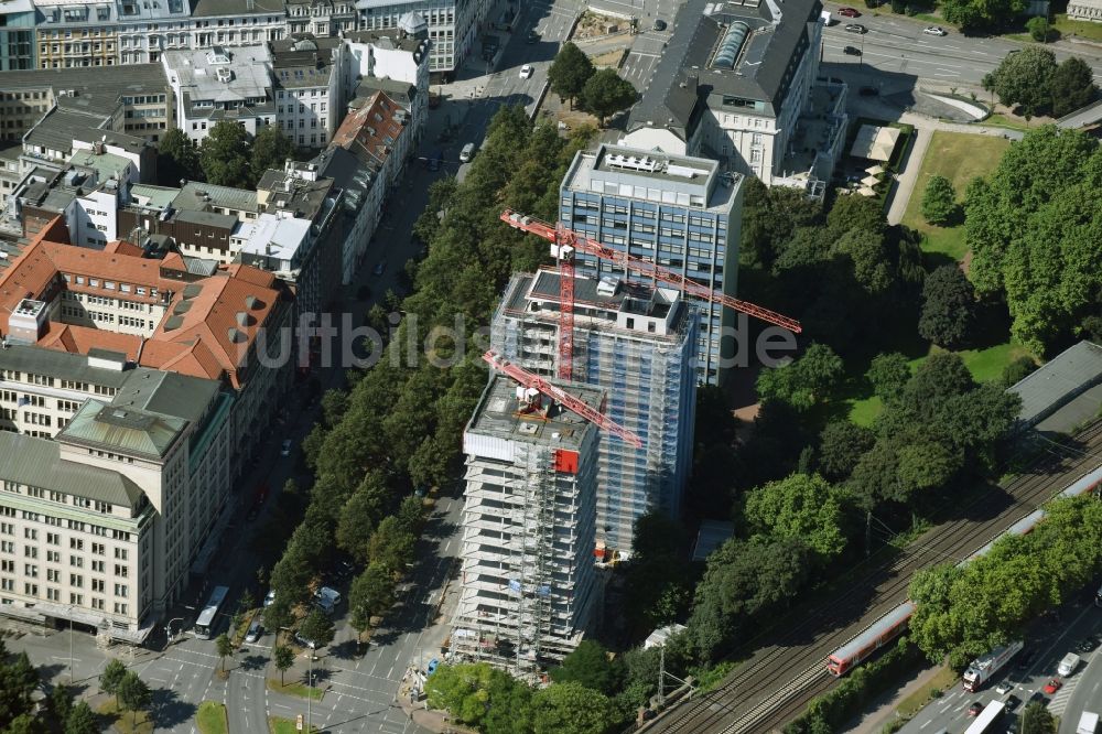 Hamburg aus der Vogelperspektive: Baustelle zum Neubau des Hochhaus- Gebäudekomplexes Bürogebäude Esplace der Becken Development GmbH zwischen Esplanade und Gustav-Mahler-Park in Hamburg