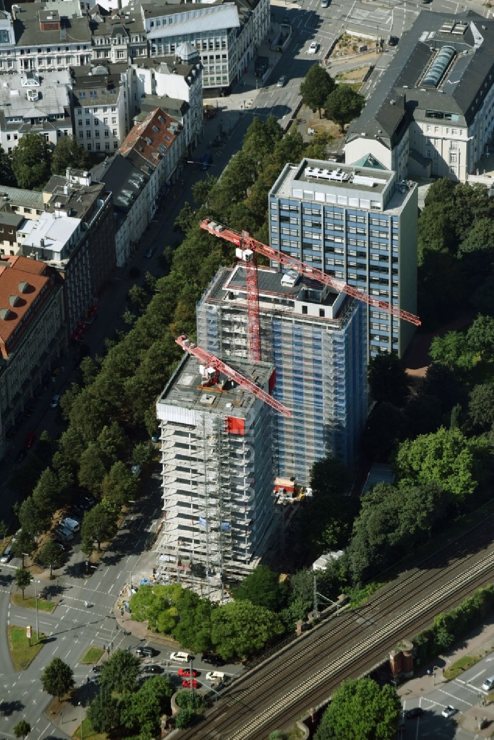 Luftbild Hamburg - Baustelle zum Neubau des Hochhaus- Gebäudekomplexes Bürogebäude Esplace der Becken Development GmbH zwischen Esplanade und Gustav-Mahler-Park in Hamburg