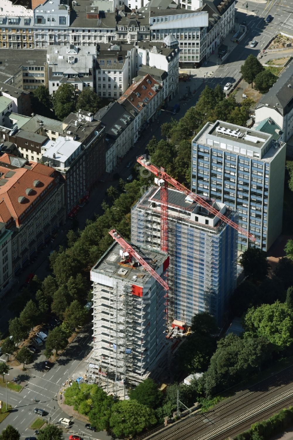 Luftaufnahme Hamburg - Baustelle zum Neubau des Hochhaus- Gebäudekomplexes Bürogebäude Esplace der Becken Development GmbH zwischen Esplanade und Gustav-Mahler-Park in Hamburg