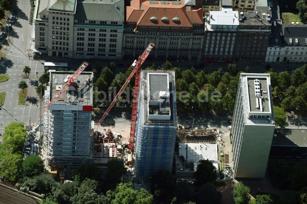 Hamburg von oben - Baustelle zum Neubau des Hochhaus- Gebäudekomplexes Bürogebäude Esplace der Becken Development GmbH zwischen Esplanade und Gustav-Mahler-Park in Hamburg