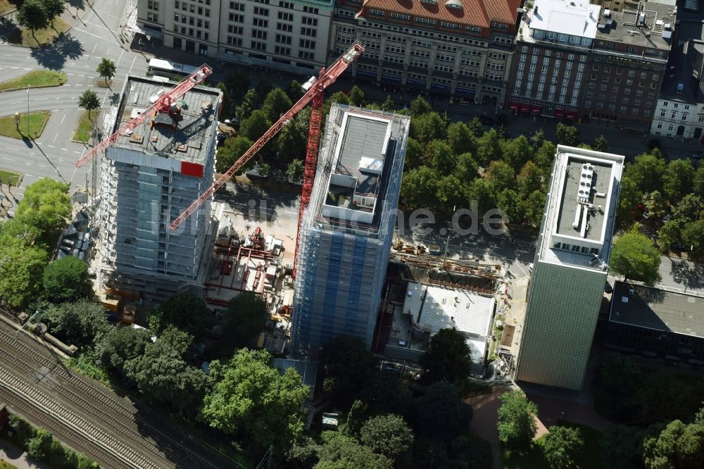 Hamburg aus der Vogelperspektive: Baustelle zum Neubau des Hochhaus- Gebäudekomplexes Bürogebäude Esplace der Becken Development GmbH zwischen Esplanade und Gustav-Mahler-Park in Hamburg