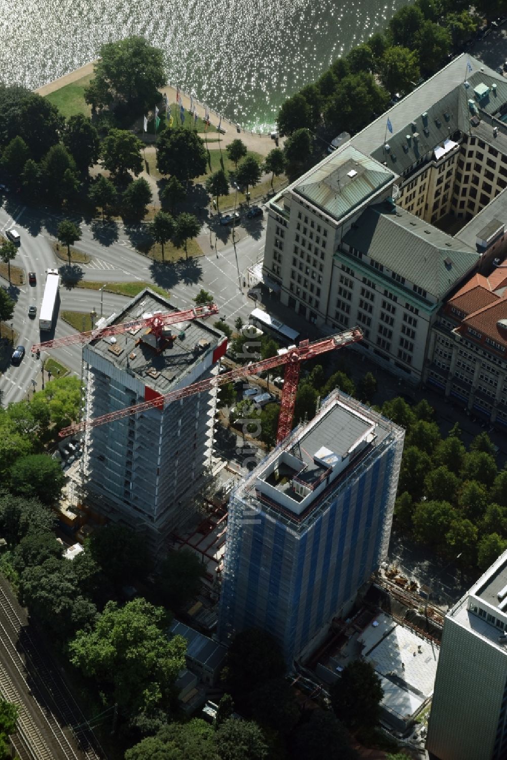 Luftaufnahme Hamburg - Baustelle zum Neubau des Hochhaus- Gebäudekomplexes Bürogebäude Esplace der Becken Development GmbH zwischen Esplanade und Gustav-Mahler-Park in Hamburg