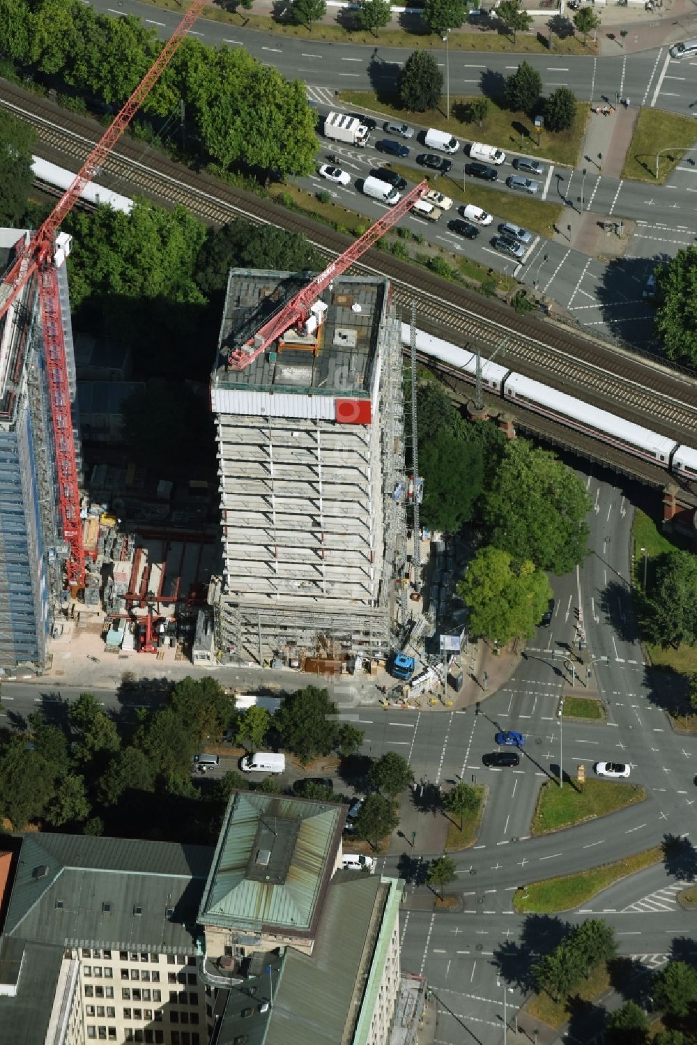 Hamburg von oben - Baustelle zum Neubau des Hochhaus- Gebäudekomplexes Bürogebäude Esplace der Becken Development GmbH zwischen Esplanade und Gustav-Mahler-Park in Hamburg