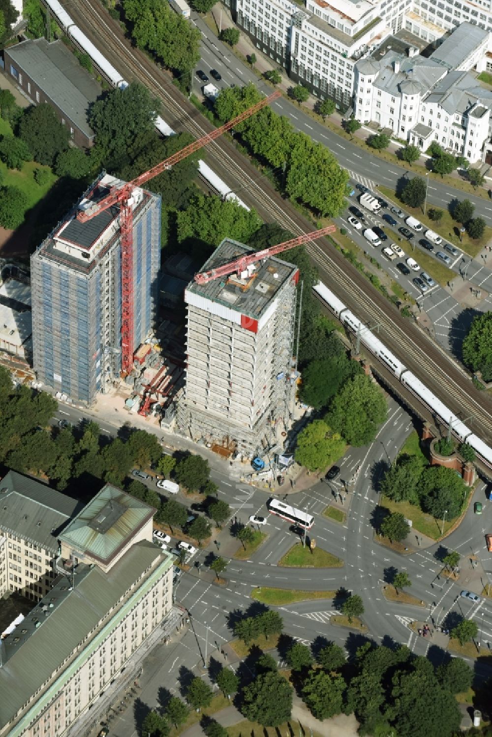 Hamburg aus der Vogelperspektive: Baustelle zum Neubau des Hochhaus- Gebäudekomplexes Bürogebäude Esplace der Becken Development GmbH zwischen Esplanade und Gustav-Mahler-Park in Hamburg