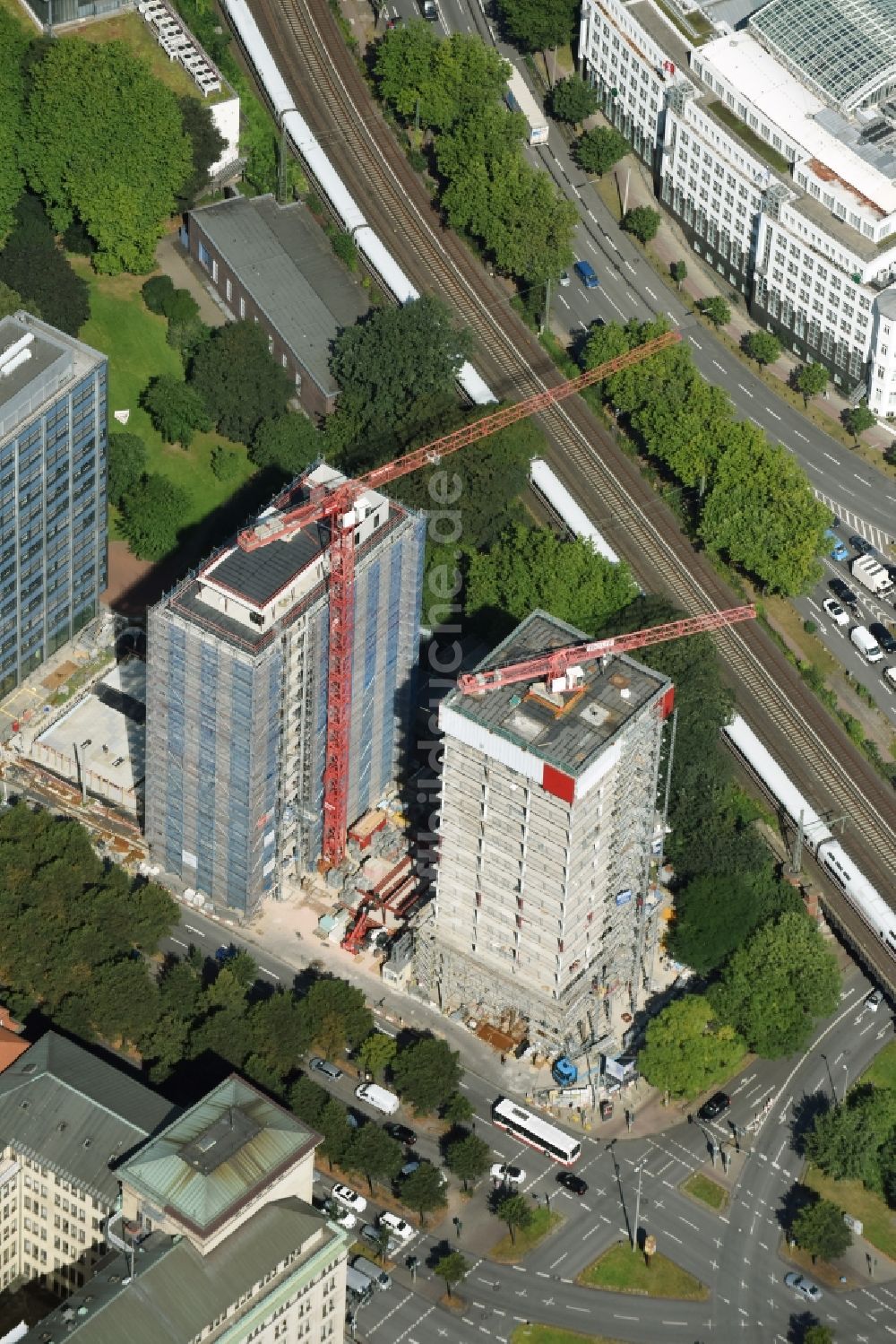 Luftbild Hamburg - Baustelle zum Neubau des Hochhaus- Gebäudekomplexes Bürogebäude Esplace der Becken Development GmbH zwischen Esplanade und Gustav-Mahler-Park in Hamburg