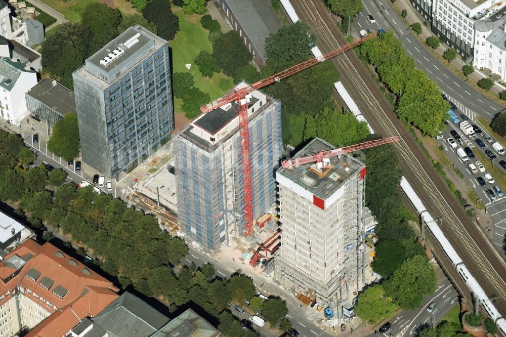 Luftaufnahme Hamburg - Baustelle zum Neubau des Hochhaus- Gebäudekomplexes Bürogebäude Esplace der Becken Development GmbH zwischen Esplanade und Gustav-Mahler-Park in Hamburg