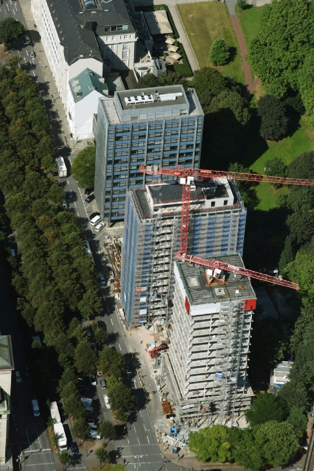 Hamburg aus der Vogelperspektive: Baustelle zum Neubau des Hochhaus- Gebäudekomplexes Bürogebäude Esplace der Becken Development GmbH zwischen Esplanade und Gustav-Mahler-Park in Hamburg