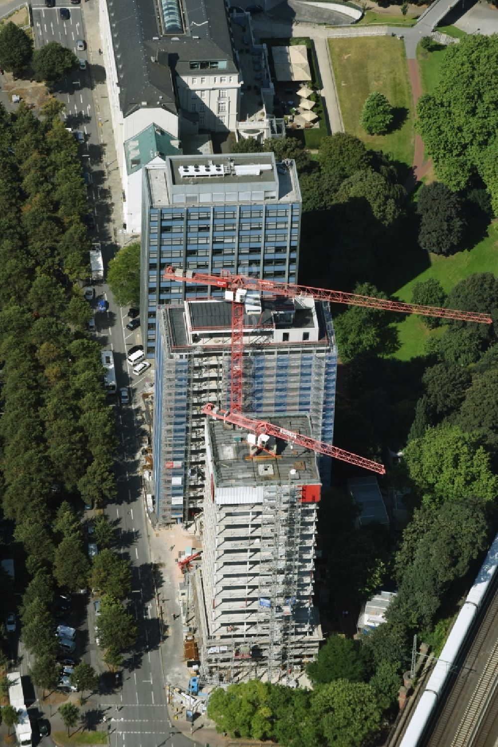 Luftbild Hamburg - Baustelle zum Neubau des Hochhaus- Gebäudekomplexes Bürogebäude Esplace der Becken Development GmbH zwischen Esplanade und Gustav-Mahler-Park in Hamburg