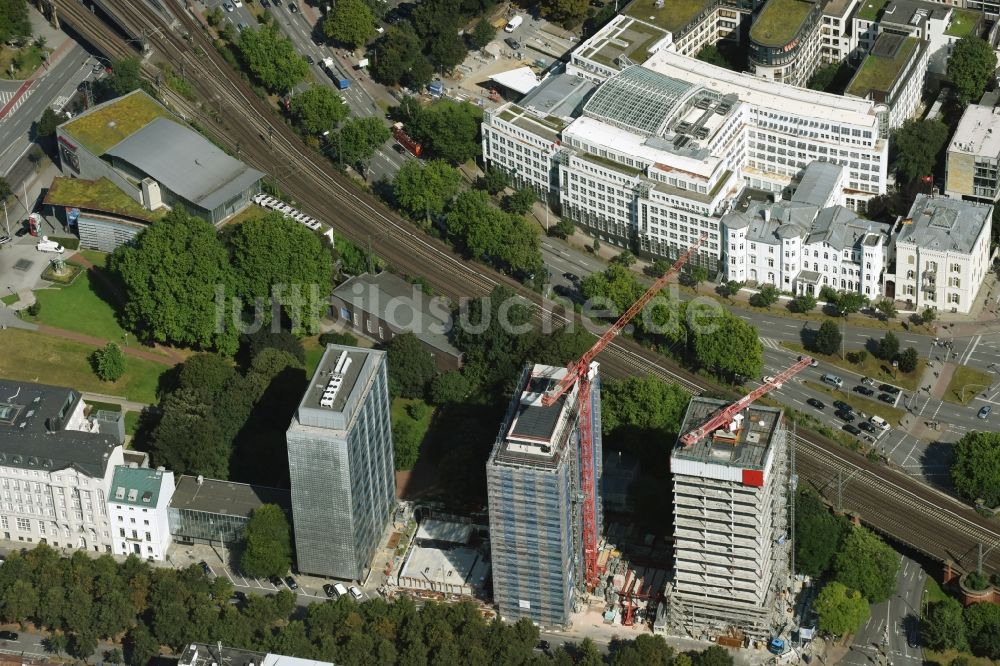 Luftaufnahme Hamburg - Baustelle zum Neubau des Hochhaus- Gebäudekomplexes Bürogebäude Esplace der Becken Development GmbH zwischen Esplanade und Gustav-Mahler-Park in Hamburg