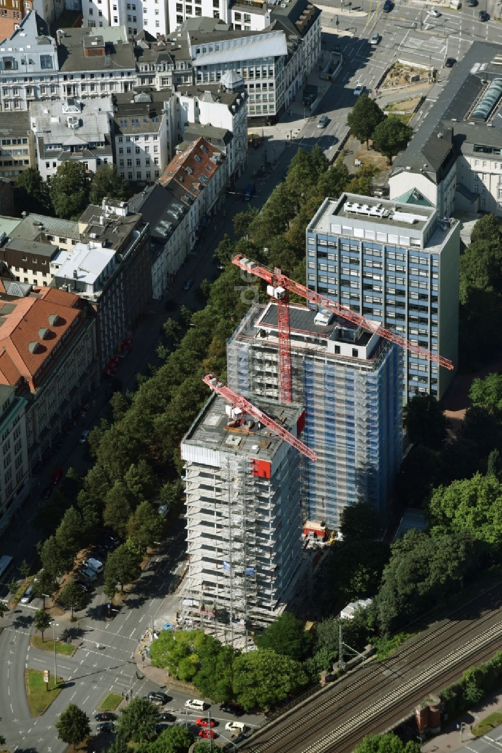 Hamburg aus der Vogelperspektive: Baustelle zum Neubau des Hochhaus- Gebäudekomplexes Bürogebäude Esplace der Becken Development GmbH zwischen Esplanade und Gustav-Mahler-Park in Hamburg